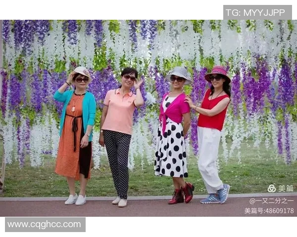 足球明星与女友共度悠闲时光畅游海洋展现甜蜜爱情瞬间